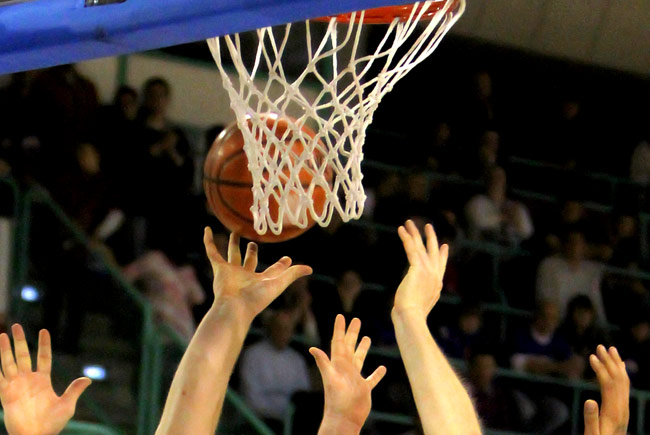 Hände unter dem Korb mit Basketball