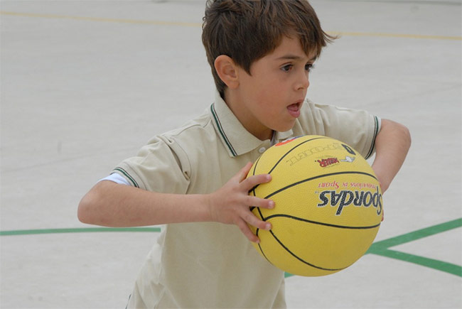 Junge mit Basketball in der Hand